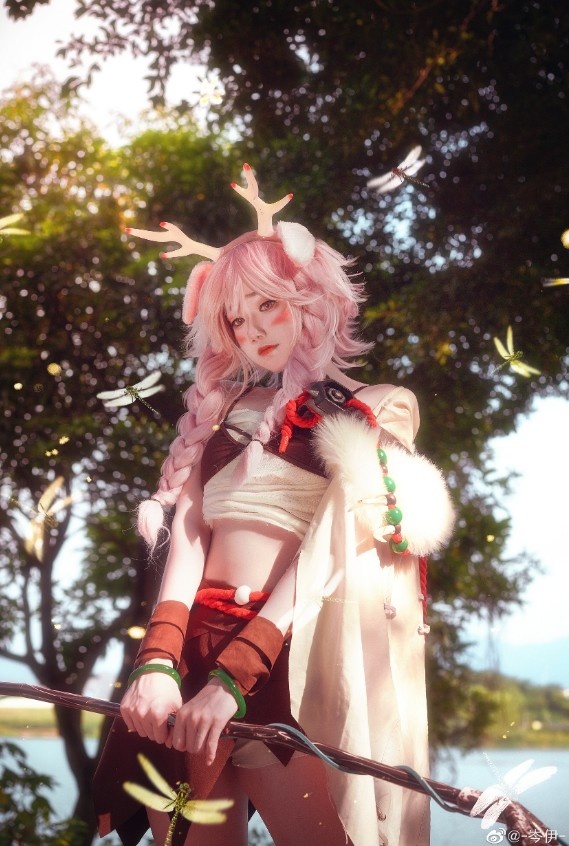 王者荣耀瑶cos玄微森林出来的小鹿女想跟着你峡谷里遨游