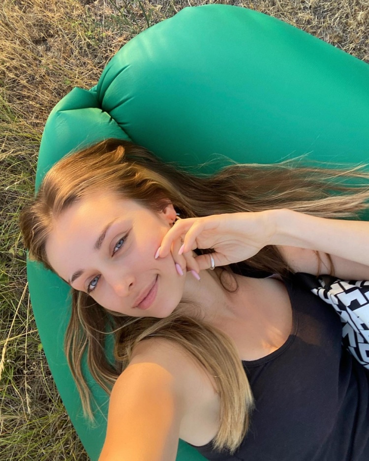 姆巴佩被拍到与美女一起在公园游玩,经常点赞对方动态