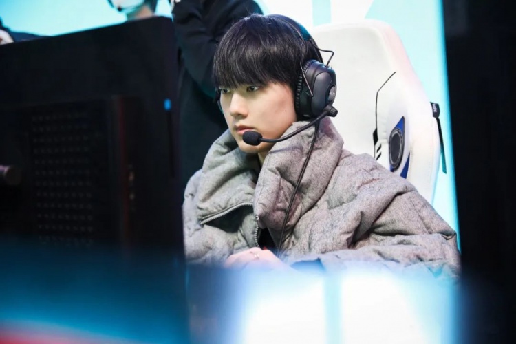 喻文波（JackeyLove）在赛场调试