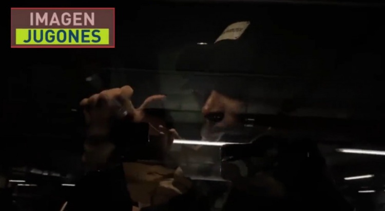 在停车场遭记者抓拍，姆巴佩向镜头竖了个大拇指?