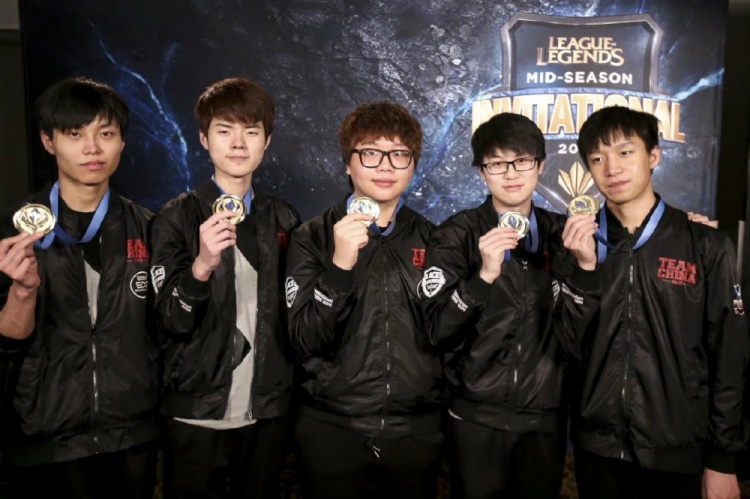 七年前的今天edg拿下第一届msi冠军也是lpl赛区首个世界冠军