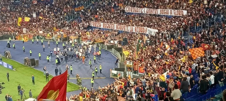 6.3万罗马球迷赛后鼓励全队，打出标语期待欧会杯夺冠