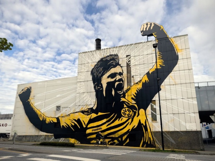 德媒：街头艺术家创作哈兰德大型壁画，激励人们追逐梦想