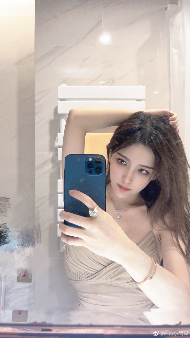 rita晒照喵喵喵开饭啦