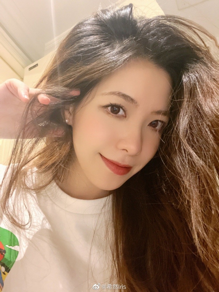 主持希然晒照上班是姐姐下班是大姐头