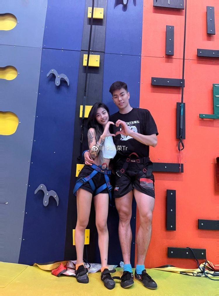 李添荣更博晒与女友恩爱合照我先赶紧进圈了bb两个月后见