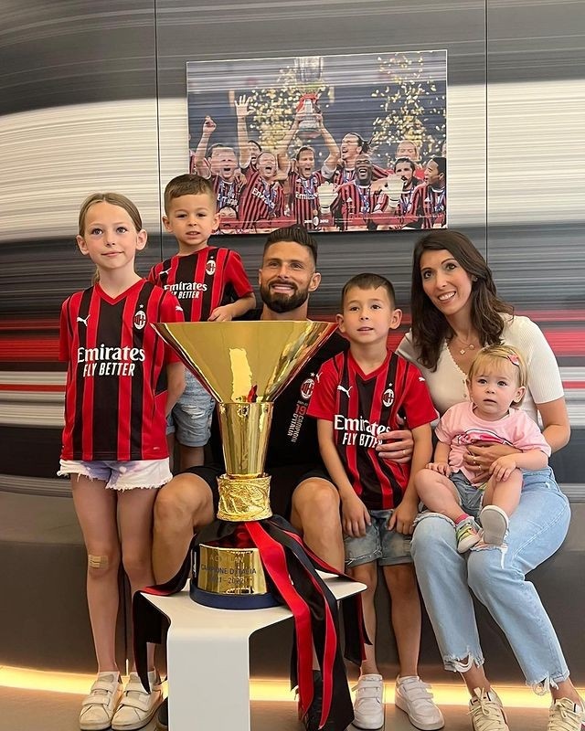 吉鲁晒家人与意甲奖杯合照：家里来了新宝贝直播吧zhibo8.cc