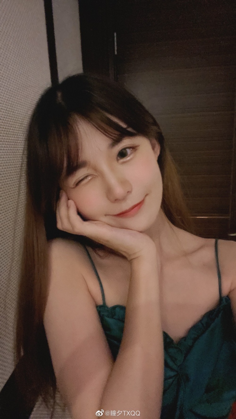 解说瞳夕晒照早上好啊好久没有发性感美眉了