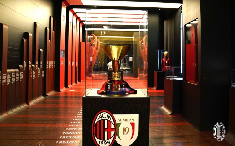 米兰本赛季冠军奖杯在米兰博物馆展出，时间截止到周一之前