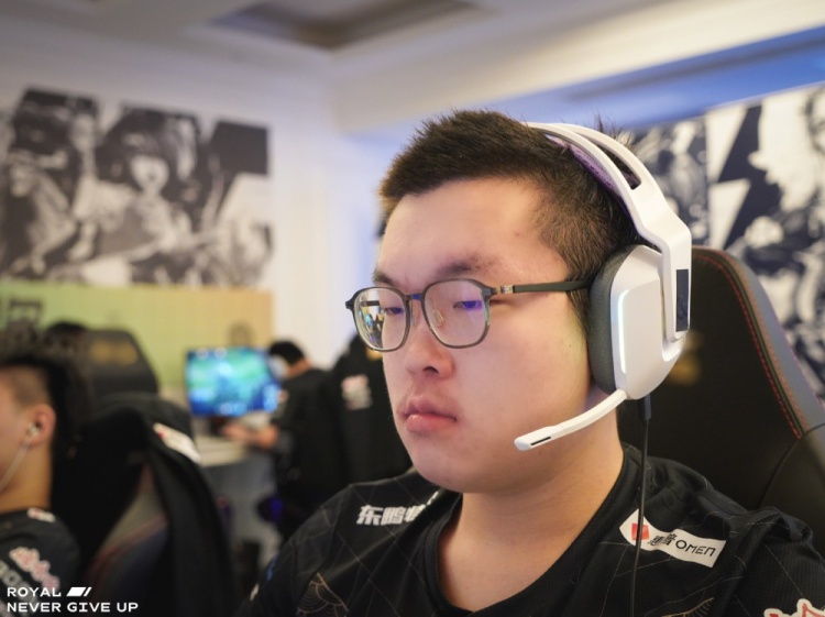 Bin哥厉害!RNG上单Bin获得职业生涯首个国际赛事的冠军-直播吧zhibo8.cc