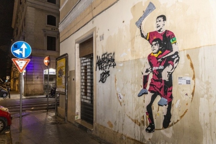 38年的等待！罗马街头壁画，佩莱格里尼骑在巴托洛梅肩上高举奖杯