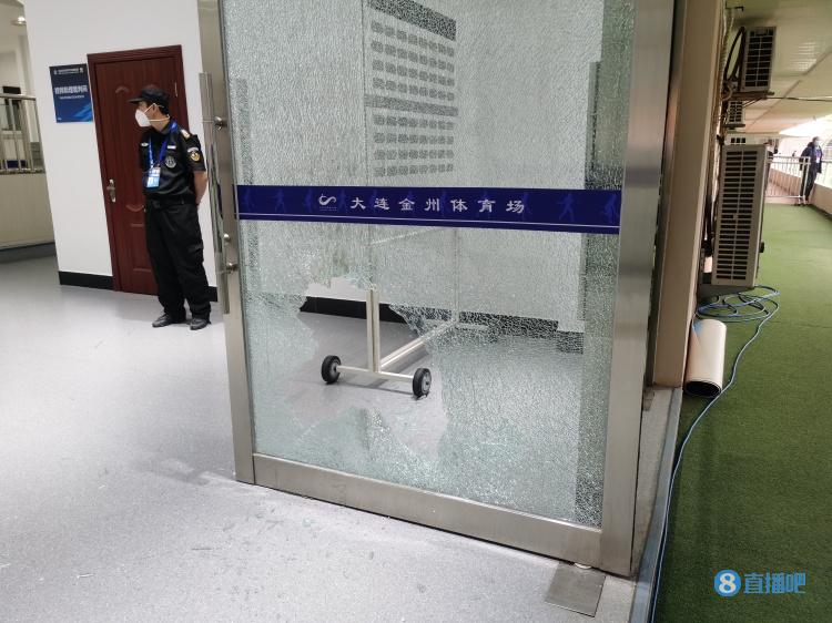 ?这是谁？海港vs武汉长江现场一块玻璃被踢碎
