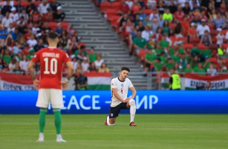 英格兰球员赛前单膝跪地时，遭到匈牙利主场球迷嘘声