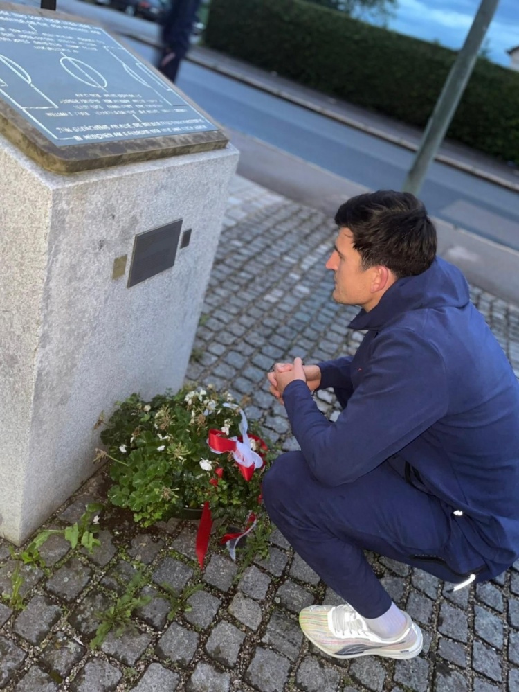 记者：马奎尔前往曼彻斯特广场的慕尼黑空难纪念碑凭吊