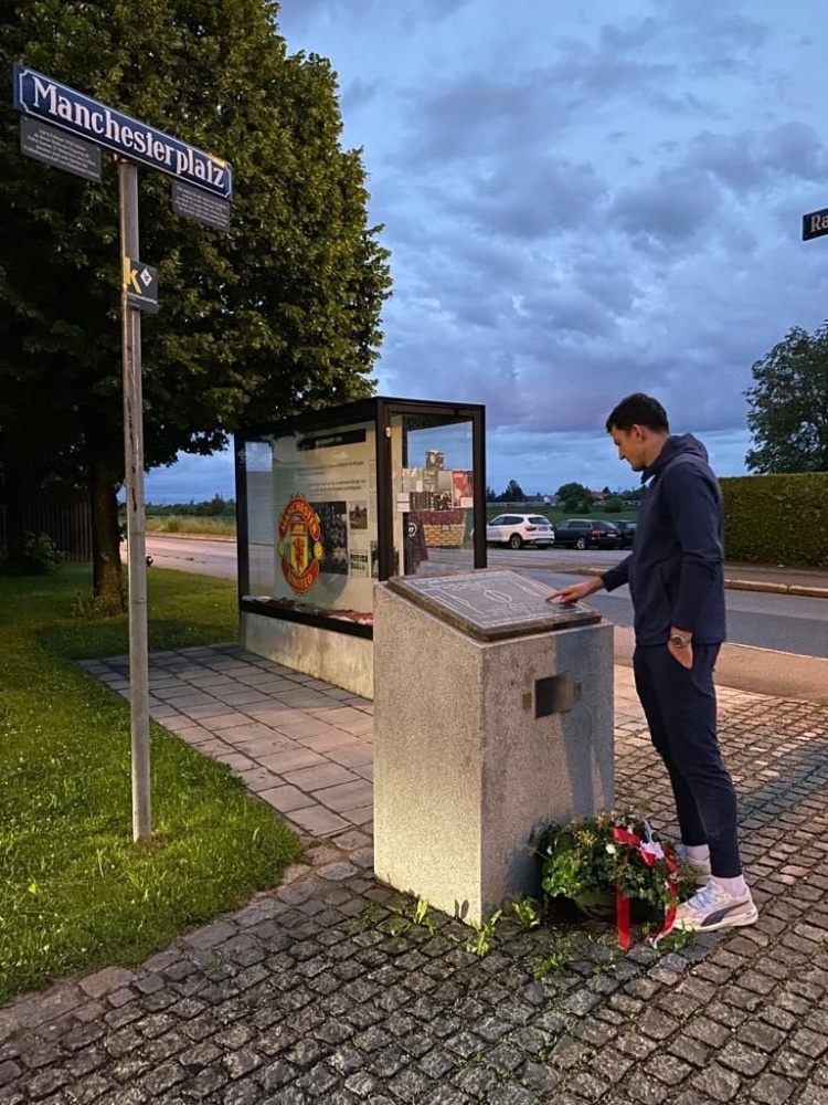 记者：马奎尔前往曼彻斯特广场的慕尼黑空难纪念碑凭吊