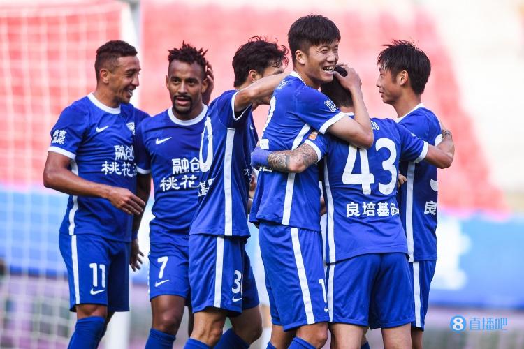 武汉晚报：武汉两队在中超分列前两名，这是武汉足球的荣耀时刻