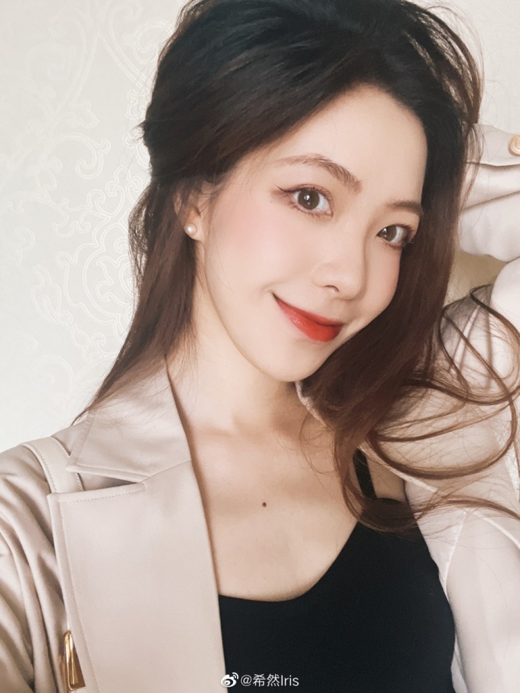 lpl主持人希然晒照看完第一场比赛刚好把拍的东西上传完喽