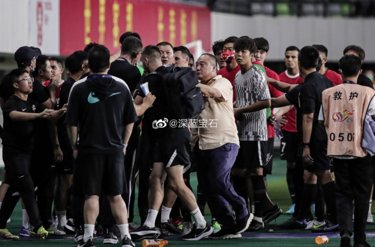 记者：成都vs梅州爆发冲突，赛后发布会提问直接被新闻官毙掉