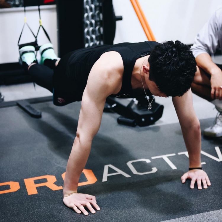 曾凡博更新个人社媒晒力量房健身照肌肉线条明显