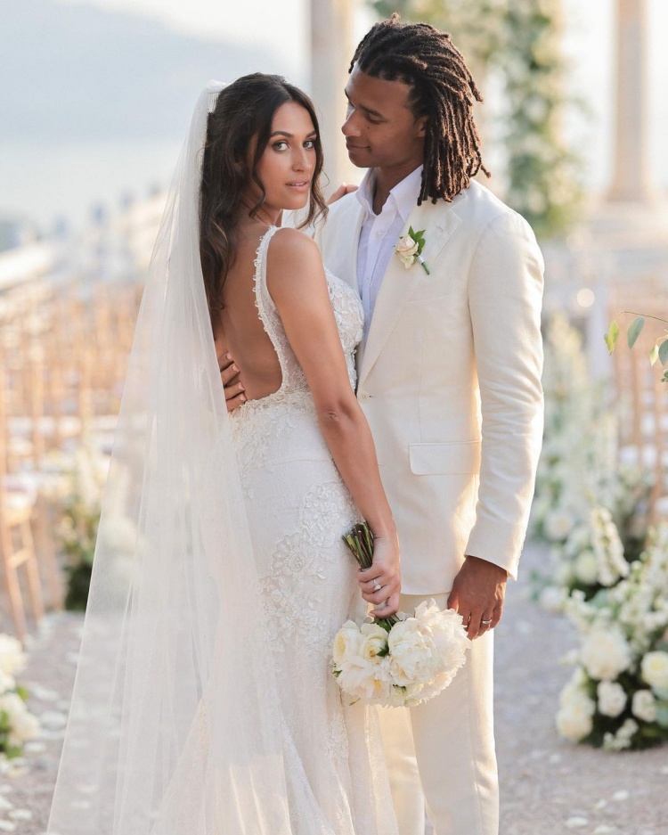 假期的时间完成了婚礼,他的妻子昨晚在instagram上晒出两人结婚的照片