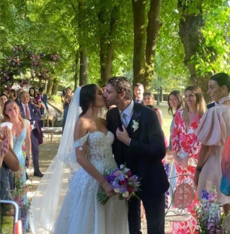 洛卡特利和妻子举行婚礼基耶利尼博努奇等人应邀出席