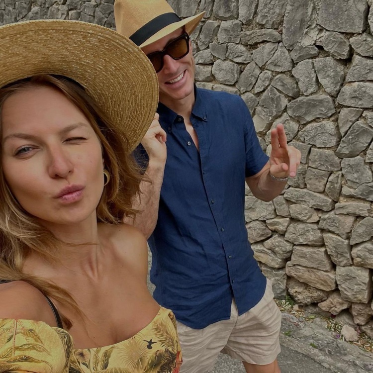 郎才女貌78妻子晒与莱万在西班牙度假合照