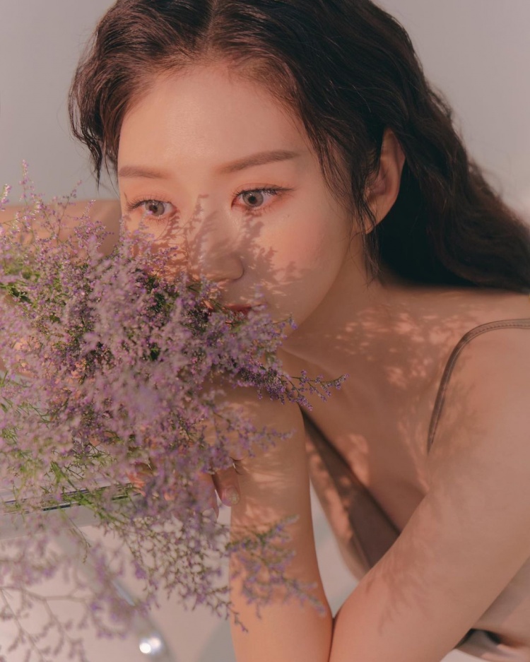 lck主持尹秀彬晒照看看新化的妆