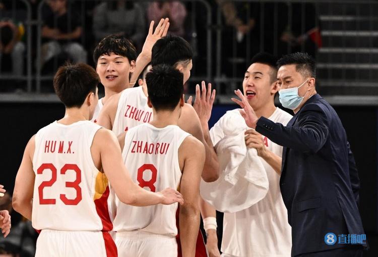 中国男篮VS澳大利亚二番战 周鹏：小板凳已经备好 加油兄弟们