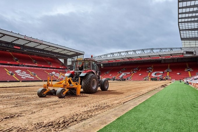 跟队记者：利物浦正在安菲尔德为新赛季铺设草皮