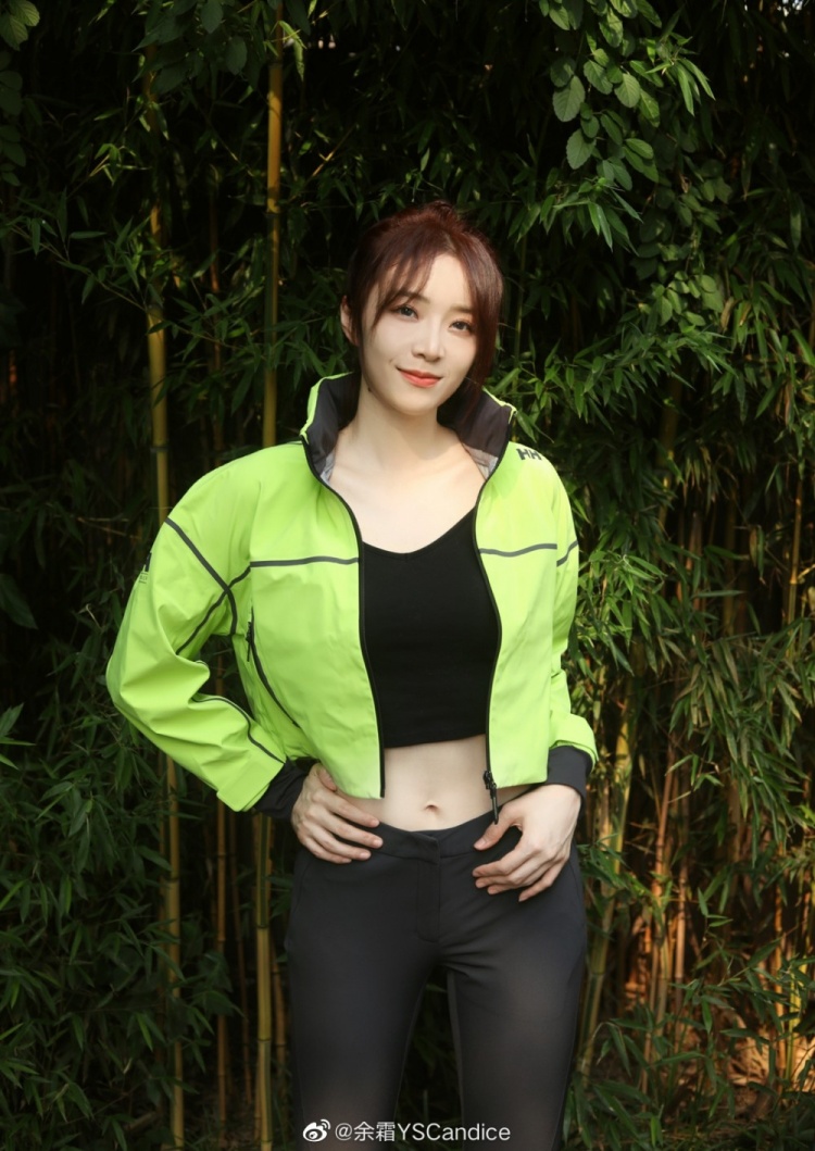 余霜晒照荧光绿运动服活力穿搭