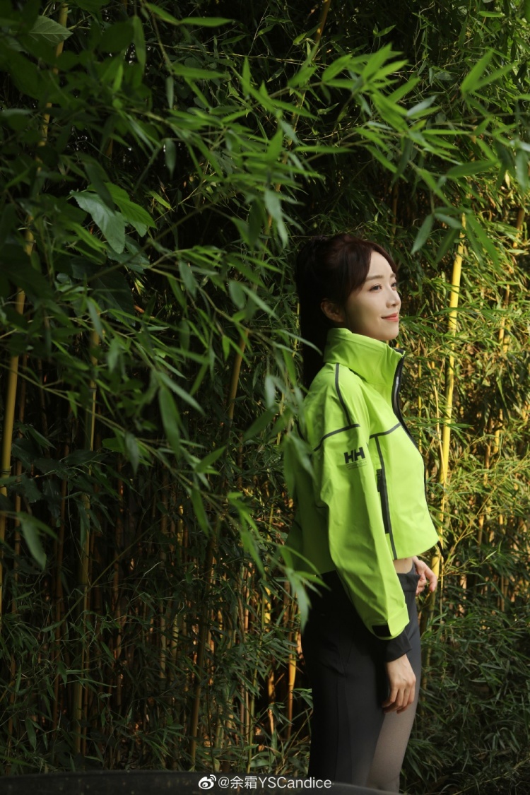 余霜晒照荧光绿运动服活力穿搭