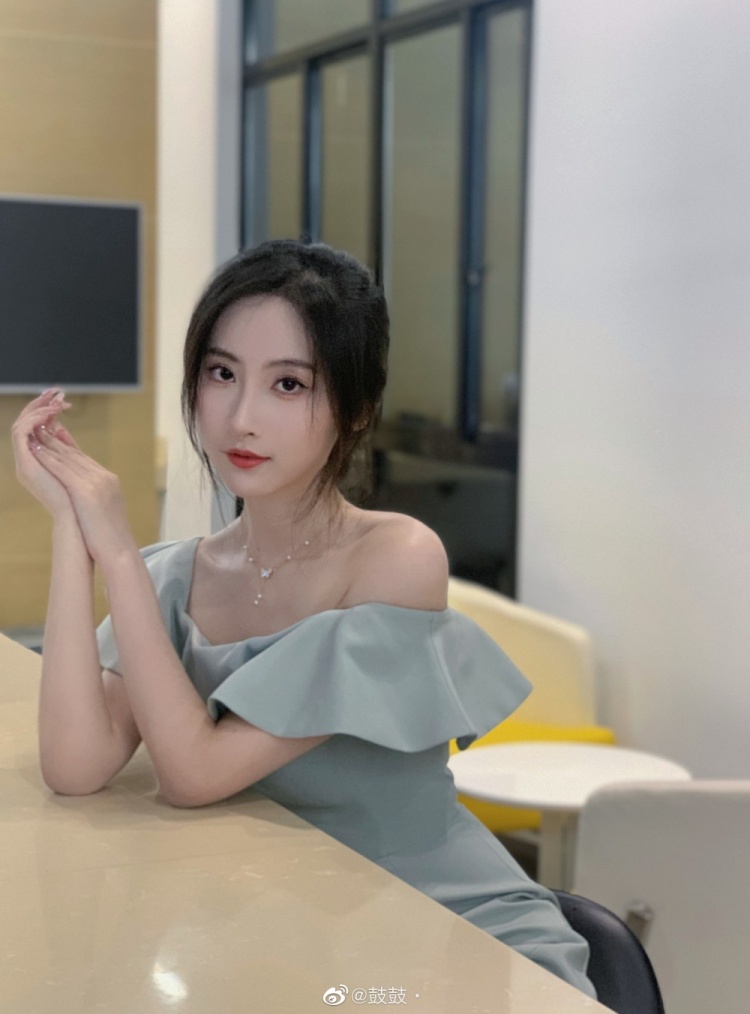 解说鼓鼓晒照许久不见的工作照