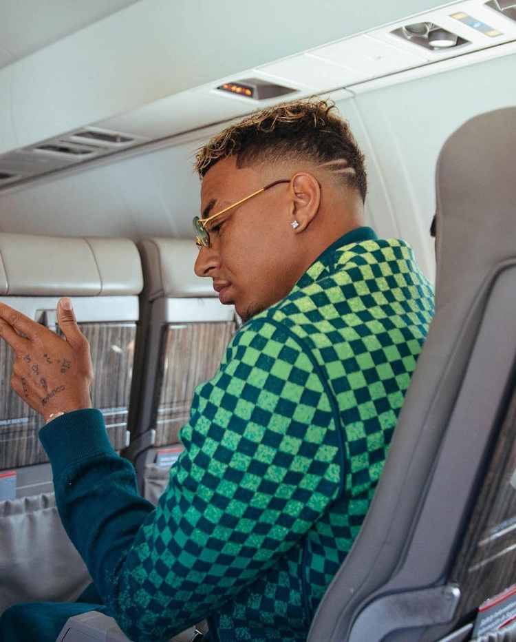 潮流与盛夏的碰撞林加德晒照清凉假日潮牌混搭