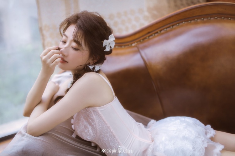 前kpl解说gini晒照夏日