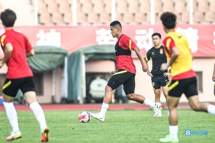 马德兴：国足选拔队战东亚杯考验不亚于12强赛，年轻国脚更积极