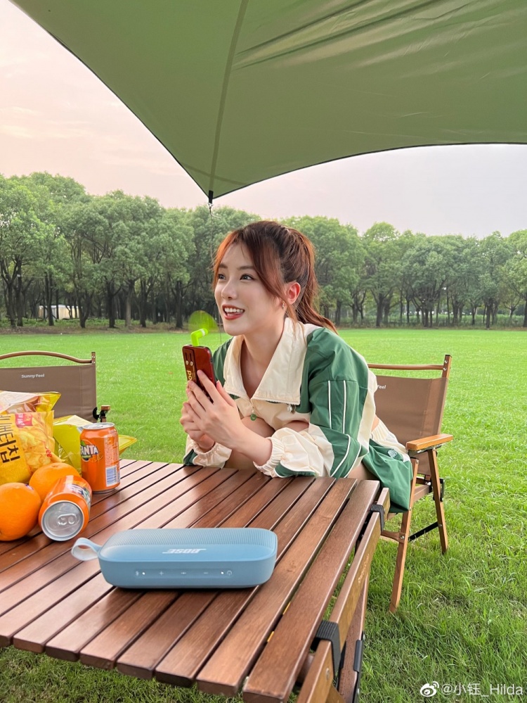 主持小钰晒照又可以装作自己在露营辣