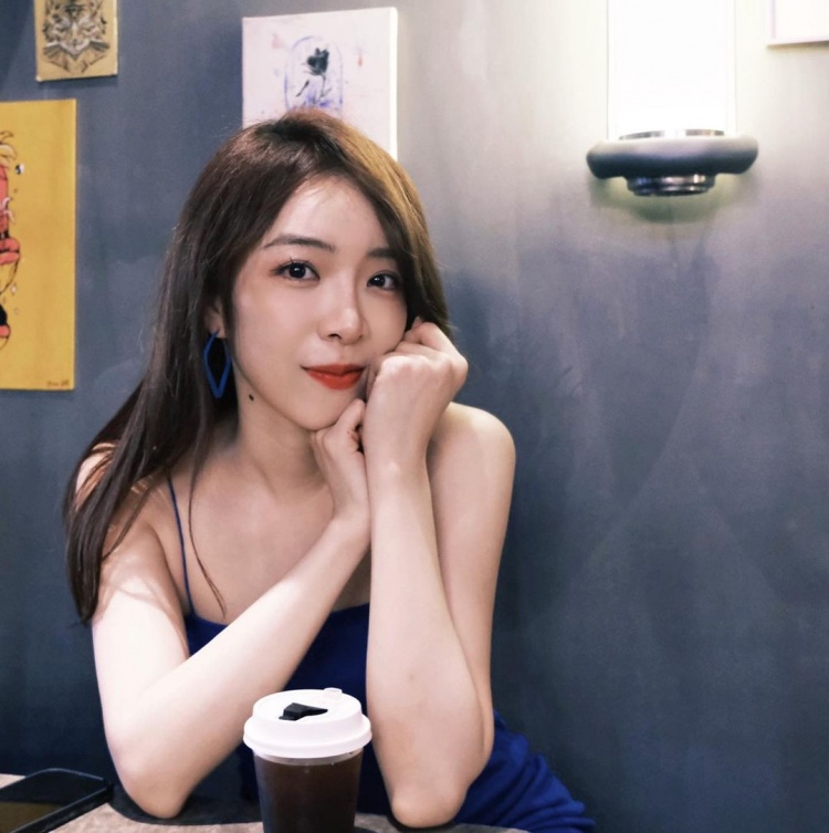 余霜更新ins晒照夏天到了