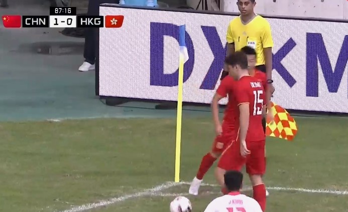 比赛第85分钟，国足在中国香港队角球区开始进行拖时间战术