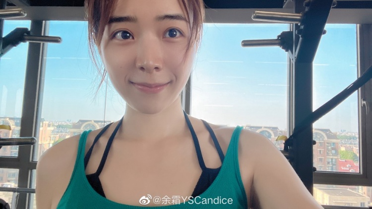 主持余霜晒健身照今天练上肢加爬坡