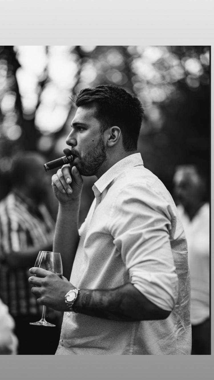 大佬风范东契奇晒自己手持红酒嘴叼雪茄的帅照