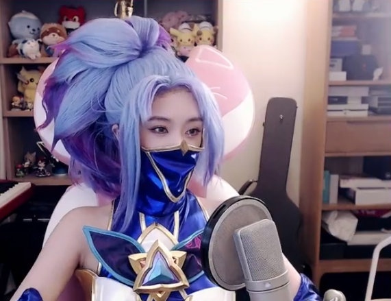 宋义进好福气啊lpl官方主持小钰cos星守阿卡丽解说比赛