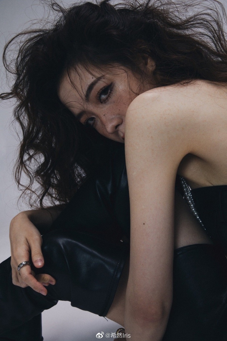 主持希然晒写真原片的黑就是好的黑