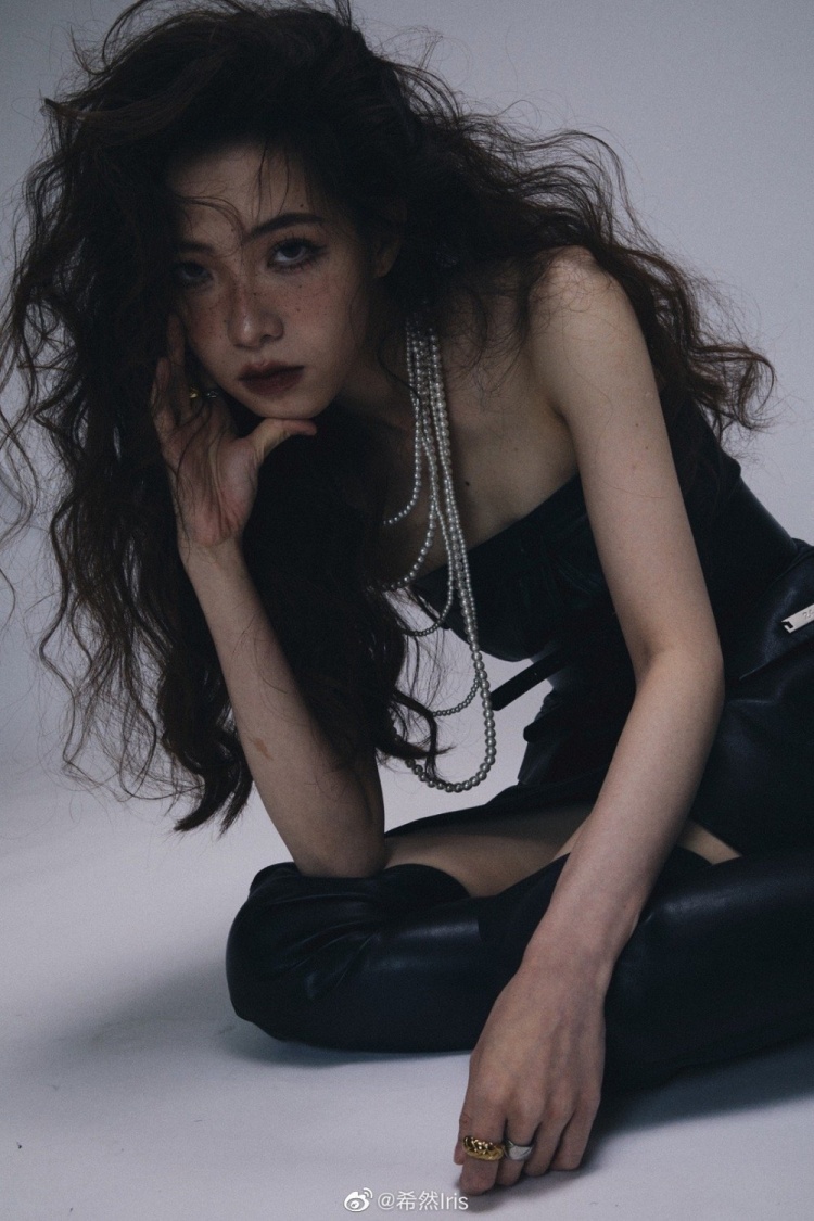 主持希然晒写真原片的黑就是好的黑