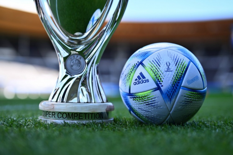 颜值几何欧冠官推晒欧洲超级杯奖杯今晚比赛用球71