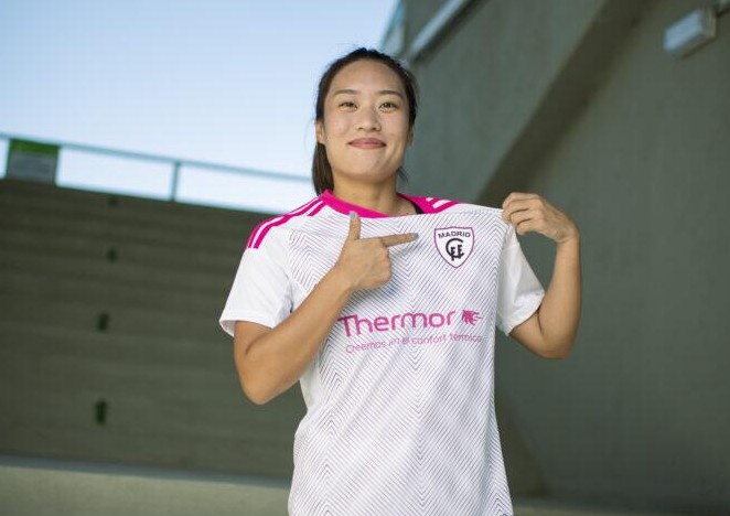 唐佳丽与马德里女足签订了为期一年的租借合同她将身披10号球衣