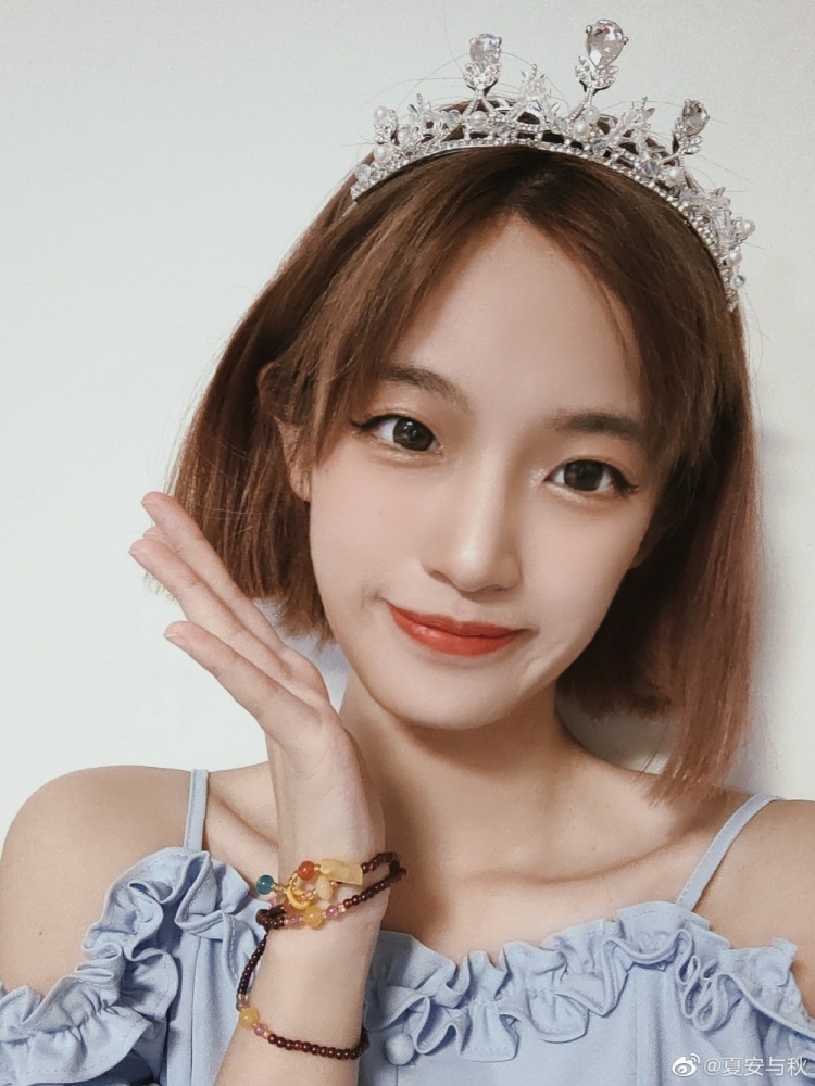 夏安晒照非常开心能够和大家伙儿相遇