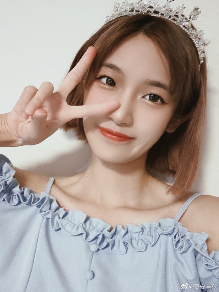 夏安晒照非常开心能够和大家伙儿相遇