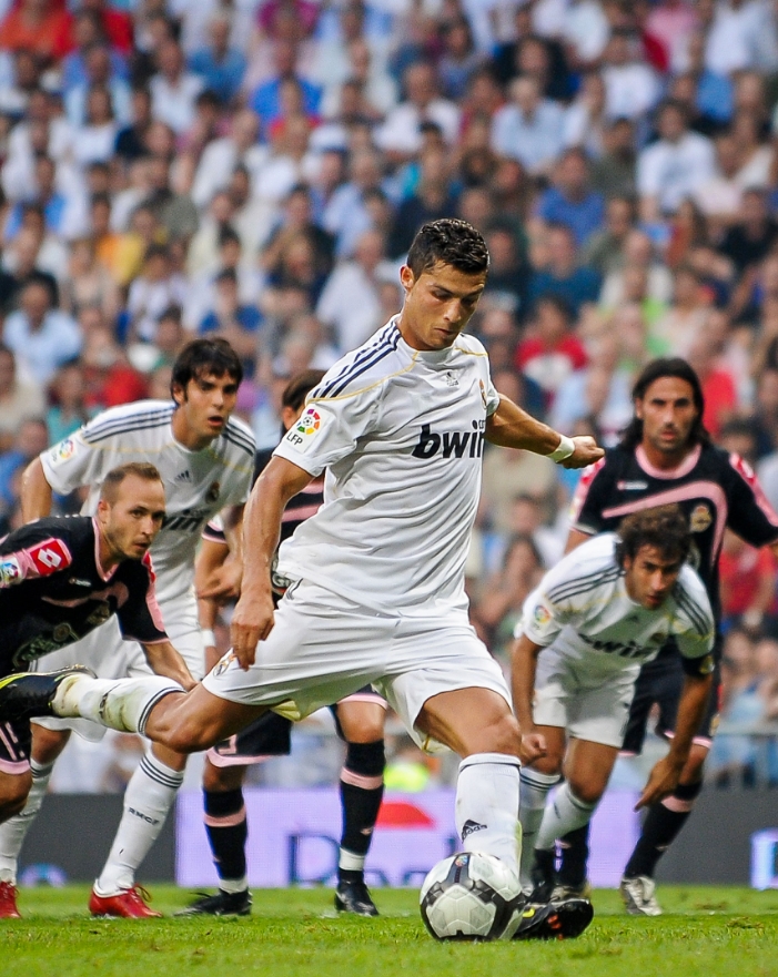 13年前的今天,c罗皇马首秀打入皇马首球-直播吧