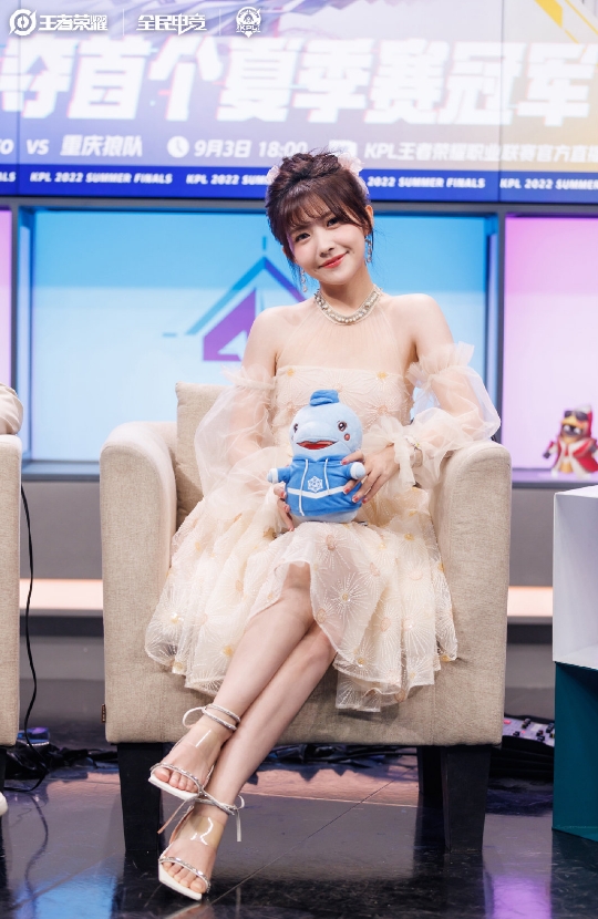 歌手赖美云现身kpl夏决评论席返图今天依旧美美的