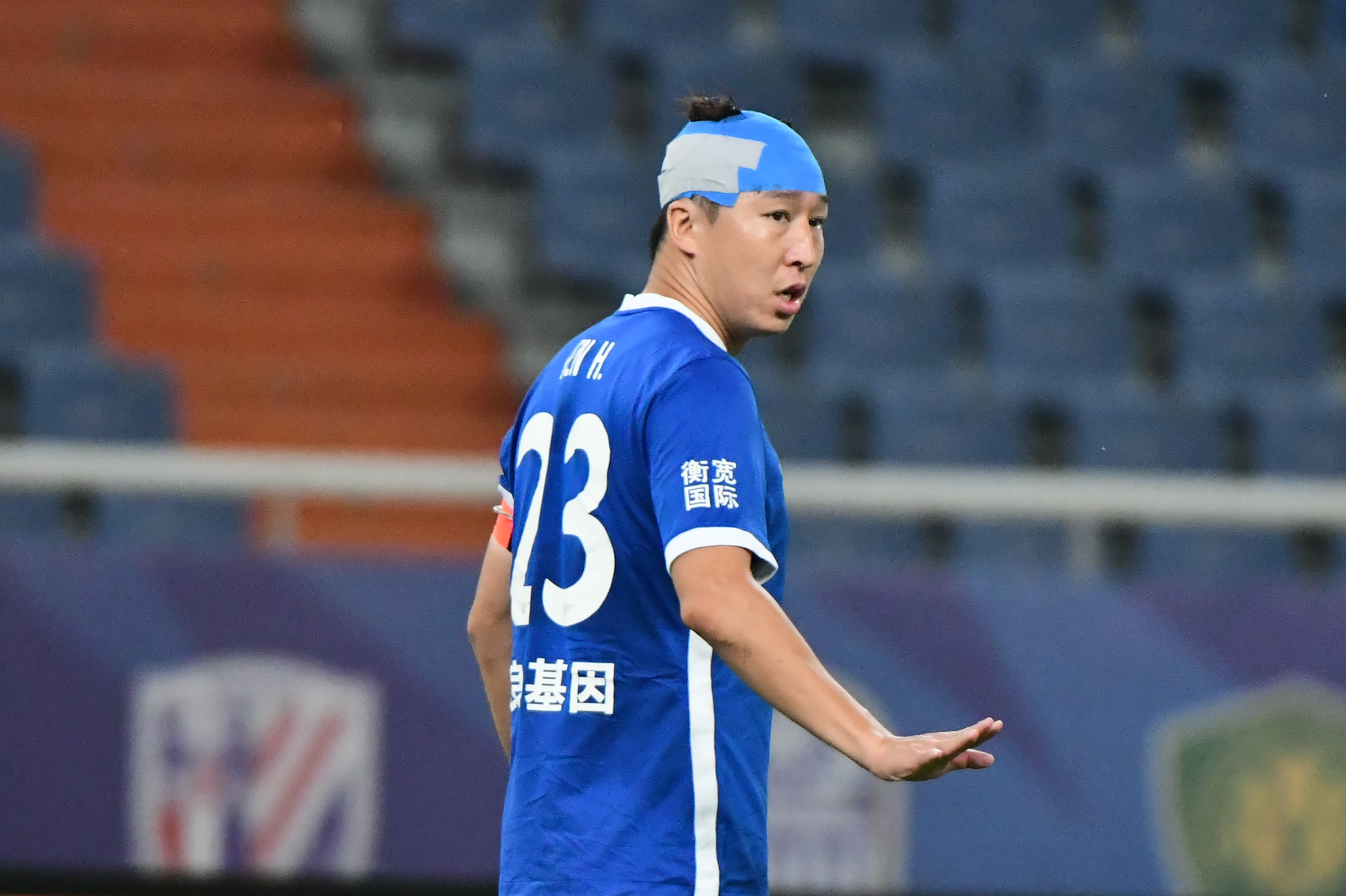 足坛图志任航化身球场悍匪冲天小辫尽显反差萌